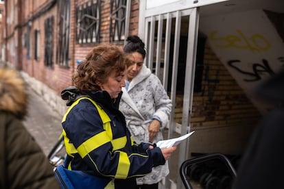 La cartera del barrio, Angélica Aguado, reparte el correo a una vecina.