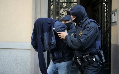 La polic&iacute;a custodia a uno de los detenidos en Barcelona. 