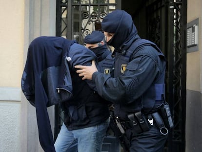 La polic&iacute;a custodia a uno de los detenidos en Barcelona. 