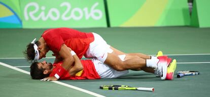 Nadal y Marc López celebran el pase a la final del dobles.