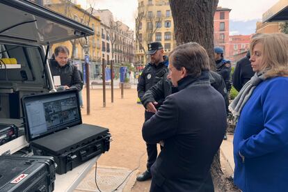 El alcalde de Madrid, José Luis Martínez-Almeida, visita este miércoles la plaza del Dos de Mayo para conocer el nuevo sistema de videovigilancia, 16 cámaras equipadas con inteligencia artificial.