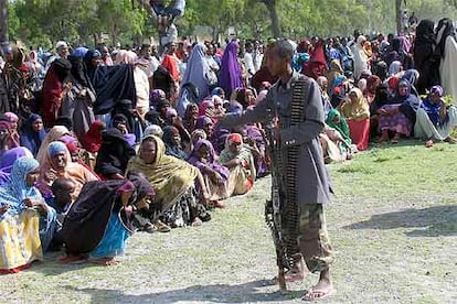 Un guerrillero islamista vigila al público que asistió al fusilamiento de un presunto asesino ayer en Mogadiscio.