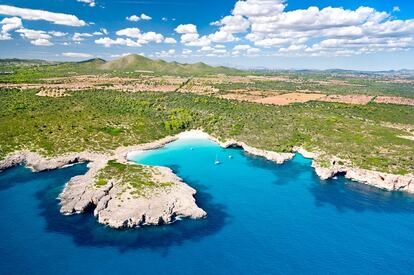 SECRETOS DE LA COSTA ESTE (Playa de Cala Varques, Mallorca). La costa este de Mallorca esconde auténticos tesoros naturales, y uno de ellos es esta perla nacarada y de tez albina. Se trata de Cala Varques, una de las playas más conocidas entre esas diez calitas vírgenes de la costa de Manacor. Si cala es un templo natural al que vienen por centenares los peregrinos del bañador y del magnesio (sus acantilados se cuentan entre los mejores para practicar el psicobloc, escalada sin cuerdas ni arneses, solo con el agua del mar como seguro), las calas vírgenes de Sequer, Falcó, Serral, Magraner, etc., bien pudieran ser la ermita de unas monjas de clausura, porque siempre que voy me las encuentro totalmente entregadas a la oración y al silencio. Ajenas a las visitas y al mundo.