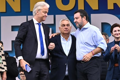 El líder de la extrema derecha holandesa Geert Wilders; el primer ministro húngaro, Viktor Orbán, y el líder de la Liga y vicepresidente del Gobierno italiano, Matteo Salvini, este domingo en la fiesta de Pontida, Bérgamo.