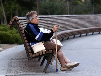 Una mujer jubilada, en un parque de Madrid.