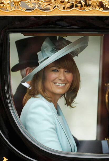 Carole Middleton, vestida de Catherine Walker, camino al palacio de Buckingham en la carroza del Príncipe Carlos.