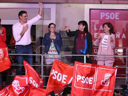 Pedro Sánchez celebra el resultado de las elecciones generales en la sede del PSOE en Ferraz.