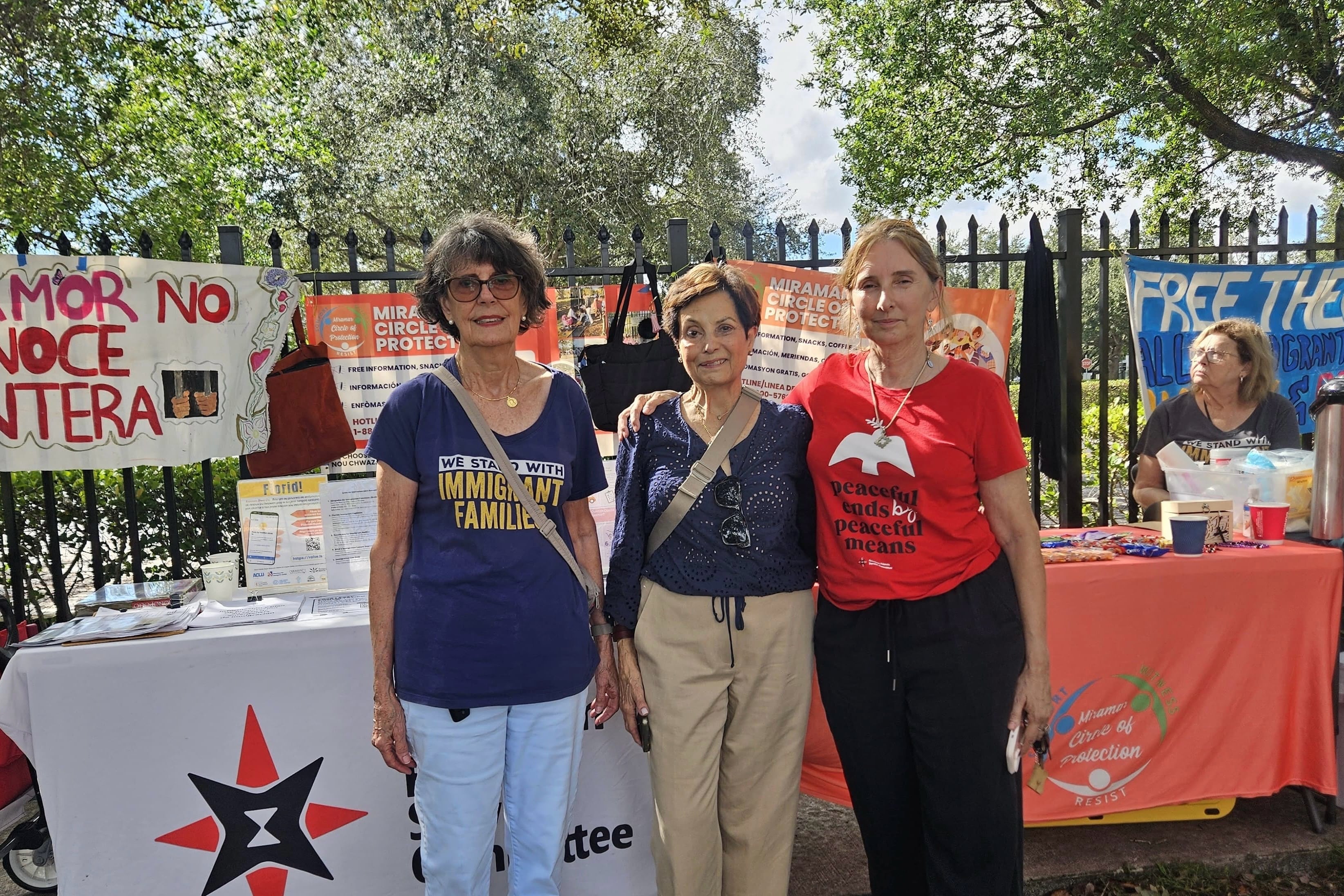 Elena, Carolina y María Asunción frente al centro de Miramar.