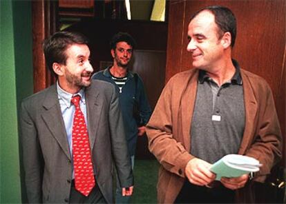 Josu Jon Imaz y Joseba Egibar, en los pasillos del Parlamento vasco durante un pleno.