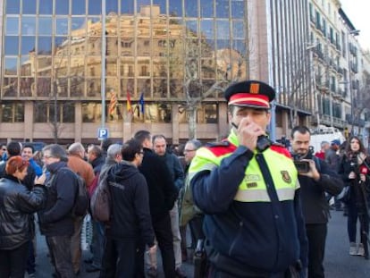 Funcionarios de prisiones concentrados ante el departamento de Justicia de la Generalitat.