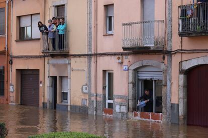 Vecinos que se han quedado sitiados por el agua por el desbordamiento del Ter en el barrio de Pont Major de Girona.