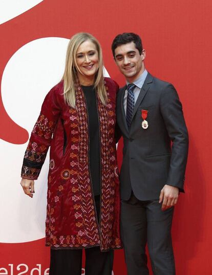 La presidenta regional Cristina Cifuentes posa con el patinador Javier Fernández tras hacerle entrega de la Medalla de Oro de la Comunidad de Madrid.