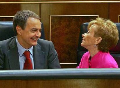 José Luis Rodríguez Zapatero conversa con la vicepresidenta primera, María Teresa Fernández de la Vega, durante el debate de ayer en el Congreso.