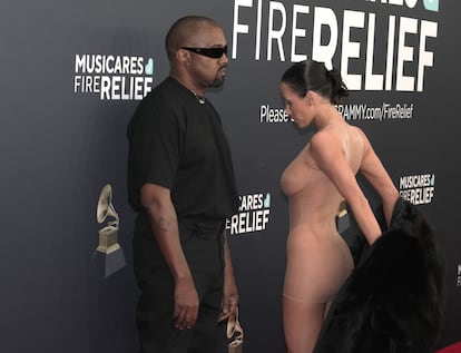 Kanye West y Bianca Censori, a su llegada a los Grammy.