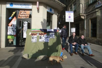 Afectados por las preferentes de Novagalicia, ante la sucursal de Cangas