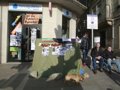 Afectados por las preferentes de Novagalicia, ante la sucursal de Cangas