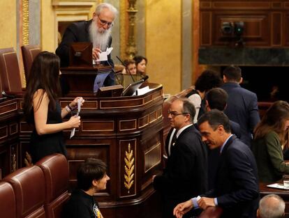 El presidente del Gobierno en funciones, Pedro Sánchez, detrás del diputado de Junts per Catalunya en prisión provisional Jordi Turull, durante las votaciones para la Mesa en la Cámara baja.
