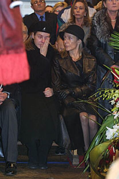 Marina Castaño (a la derecha) y su hija, en el funeral de Cela.