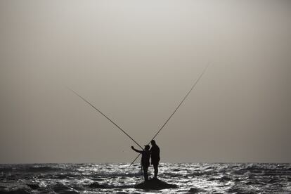 Dos pescadores echan sus anzuelos al mar Mediterráneo, en el pueblo israelí de Michmoret.