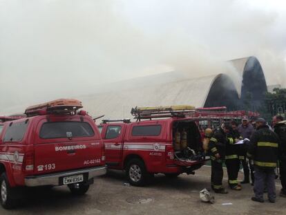 Bomberos en el Memorial de la América Latina.