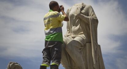 Estatua de la Puerta de Jerez en Sevilla, que fue decapitada esta madrugada durante la celebración de la Eurocopa 2012.