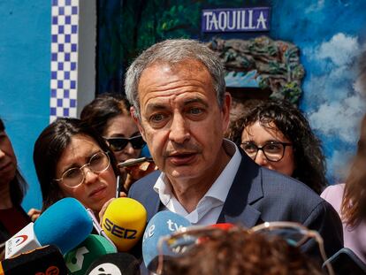 El expresidente del Gobierno José Luis Rodríguez Zapatero, este miércoles en el barrio de El Cabañal de Valencia.