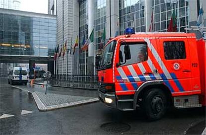 Un camión de bomberos y una furgoneta de la policía, ayer frente a la sede del Parlamento Europeo.