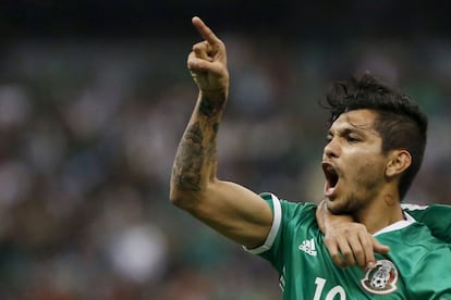 Jesús Manuel Corona festeja su gol ante Canadá en el Azteca.