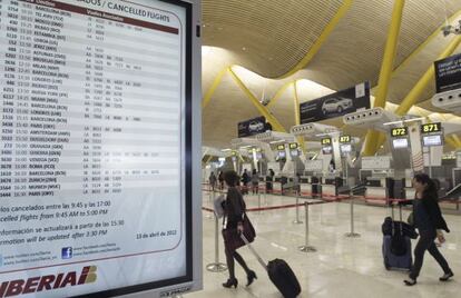El panel de vuelos en el aeropuerto de Madrid Barajas, en el decimocuarto d&iacute;a de huelga de pilotos de Iberia, que ha obligado a cancelar 121 vuelos.