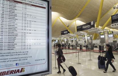 El panel de vuelos en el aeropuerto de Madrid Barajas, en el decimocuarto día de huelga de pilotos de Iberia, que ha obligado a cancelar 121 vuelos.