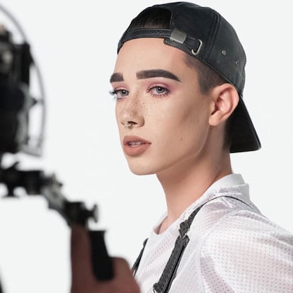 James Charles, 17 años. Se ha convertido en el primer Cover Boy en cinco décadas de la marca de maquillaje CoverGirl, de la que antes que él han sido embajadoras la cantante Katy Perry o la actriz Sofía Vergara. Antes de esta noticia, ya se había ganado un hueco en las redes sociales, donde tiene unos 700.000 seguidores, como prescriptor de belleza.