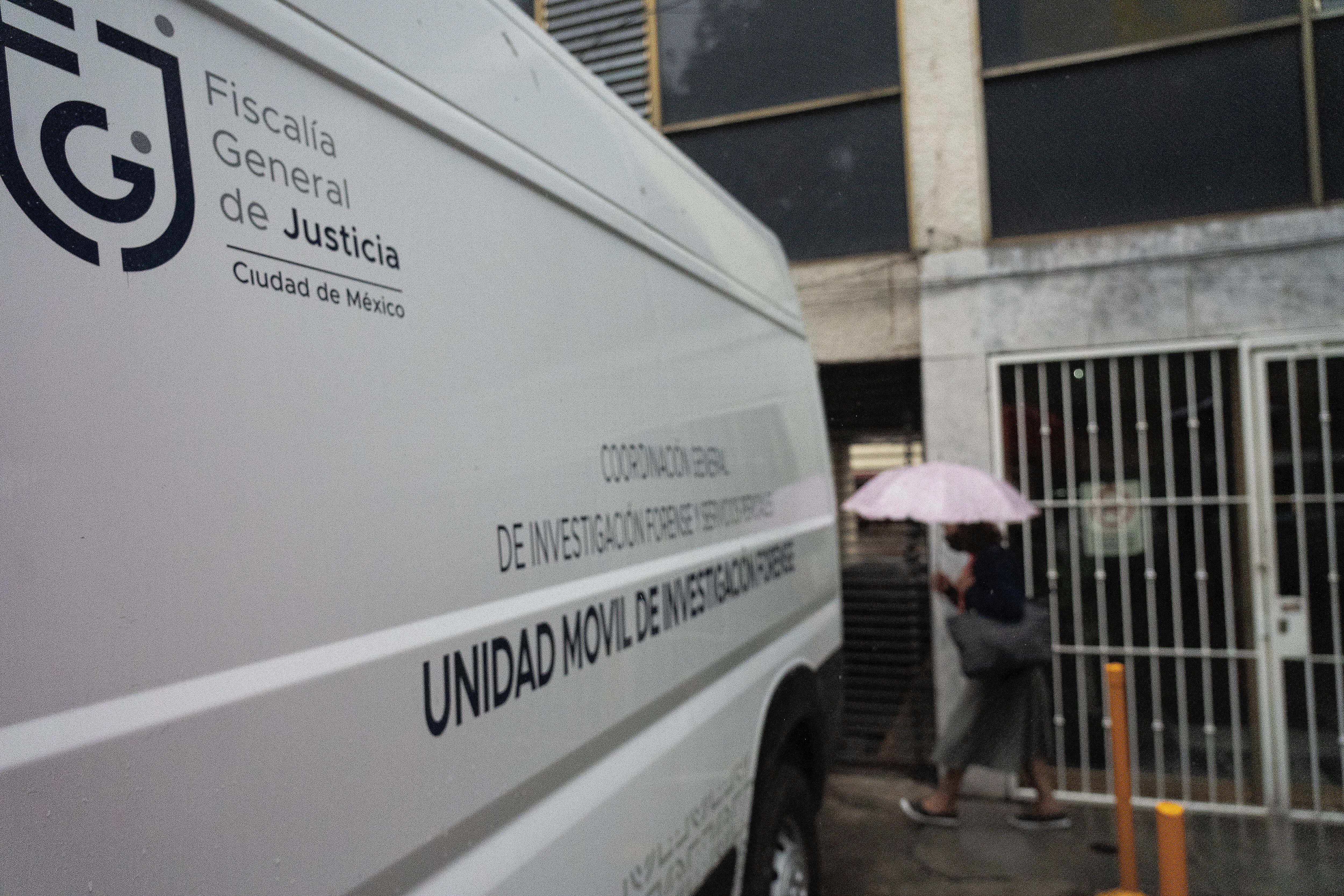 Una unidad de investigación forense de la Secretaría de Seguridad Ciudadana de la capital sobre la calle Durango, en la Colonia Roma, Ciudad de México, este lunes.