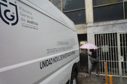 Una unidad de investigación forense de la Secretaría de Seguridad Ciudadana de la capital sobre la calle Durango, en la Colonia Roma, Ciudad de México, este lunes.