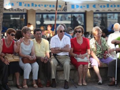 Un grupo de jubilados disfruta de un viaje del Imserso en Benidorm