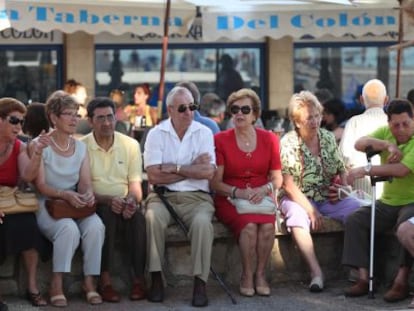 Un grupo de jubilados disfruta de un viaje del Imserso en Benidorm