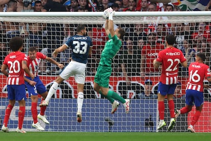 Jan Oblak en una estirada frente al Feyenoord.
