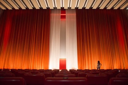 Telón medio cerrado en el último día de proyecciones en el barcelonés cine Urgell, el pasado mes de mayo.