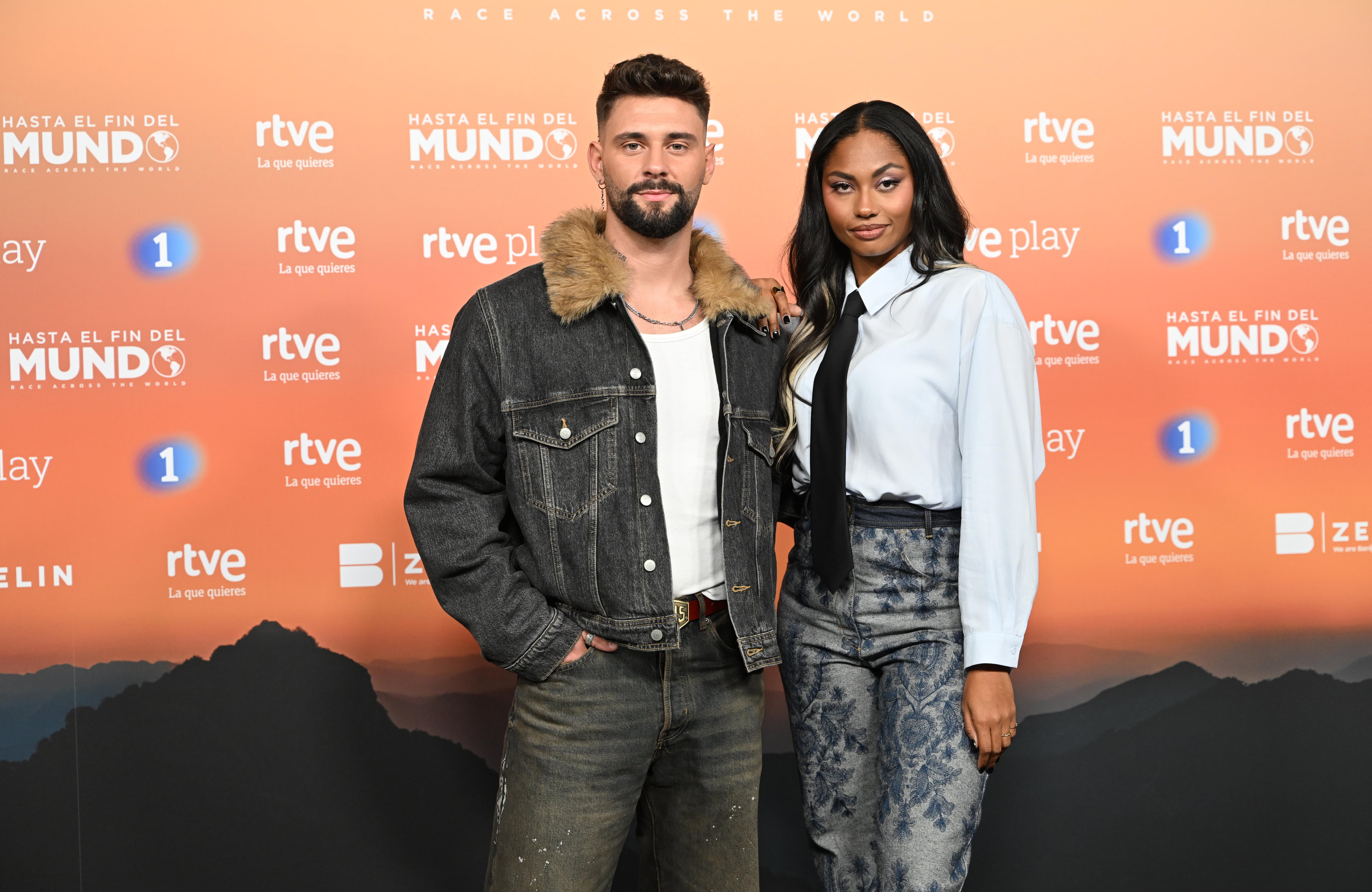 Quién es quién en ‘Hasta el fin del mundo’: estos son los 12 participantes 5 J Kbello y Nia durante la presentación de ‘Hasta el fin del mundo’, el 5 de noviembre de 2025.