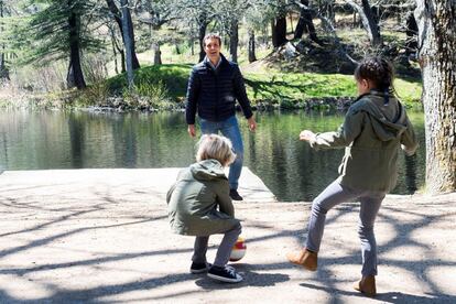 El presidente del Partido Popular, Pablo Casado, y su esposa, Isabel Torres, pasan la jornada de reflexión en la localidad abulense de Navas del Marqués. En la imagen, el líder del PP juega con sus hijos.