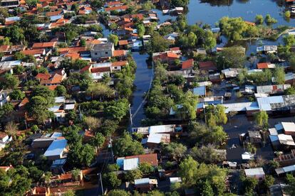 Vista de casas inundadas, en un barrio de Asunción el 23 de junio. La capital de Paraguay sufre sus peores inundaciones, con 75.000 desplazados.