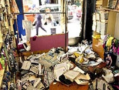 Interior de la tienda tras el ataque de los radicales.