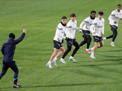 La plantilla del Valencia en un entrenamiento previo al partido contra el Real Madrid de la semifinal de la Supercopa, en Riad este martes.