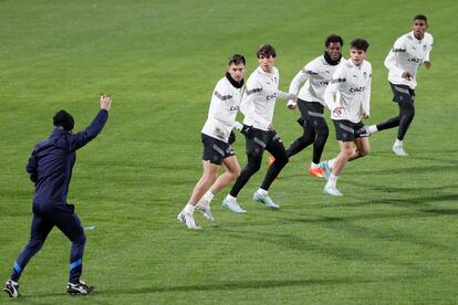 La plantilla del Valencia en un entrenamiento previo al partido contra el Real Madrid de la semifinal de la Supercopa, en Riad este martes.