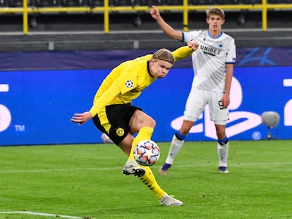 Haaland anota su segundo gol al Brujas.