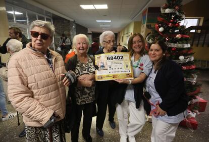 Alegría entre los empleados de la Residencia de Mayores de Villaviciosa de Odón (Madrid) en la que ha caído integramente un quinto premio.
