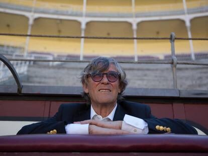 Simón Casas, en un burladero de la plaza de Las Ventas.