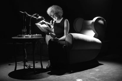 Paredes reads a fragment at the presentation in an unusual way of the latest novel by Vicente Molina Foix, 'La misa de Baroja', on October 2, 1995 in Madrid. 