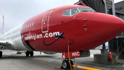 Un avión de la aerolínea Norwegian Air reposta en el aeropuerto de Oslo.