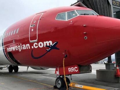 Un avión de la aerolínea Norwegian Air reposta en el aeropuerto de Oslo.