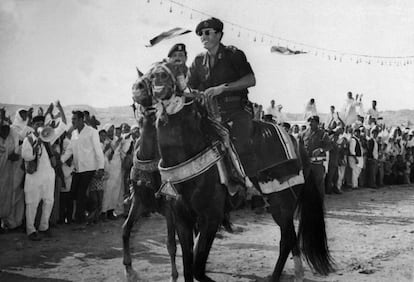 Gadafi, a lomos de un caballo, en noviembre de 1975. El coronel lideró la llamada la Revolución del 1 de septiembre de 1969, que derrocó mediante un golpe militar al rey Idris I.